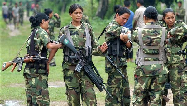 Nữ binh sĩ Nepal với nhiều chủng loại vũ khí khác nhau